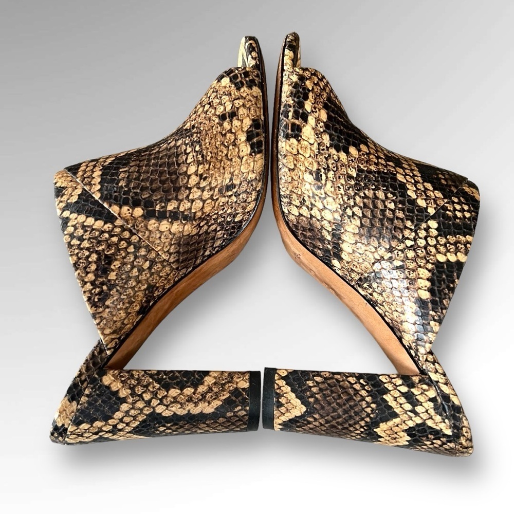 Vince Heath Cross Strap Snake Leather Mule. - Picture 5 of 6